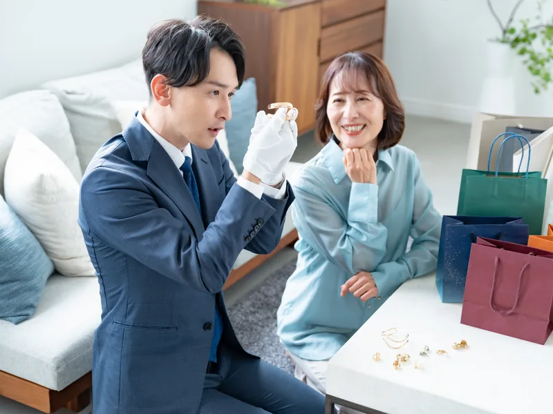 ご自宅で遺品を査定するイメージ