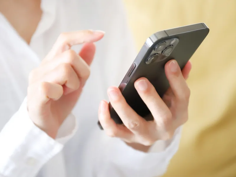 スマホでオンライン査定を依頼するイメージ