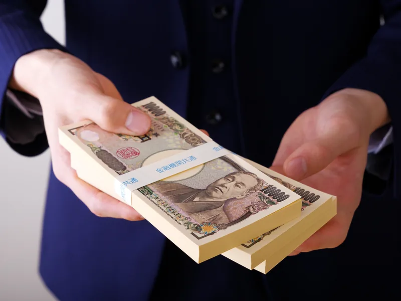 現金をお渡しするイメージ