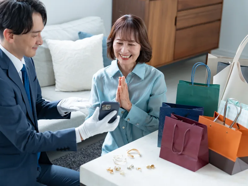 ご自宅で出張買取をするイメージ