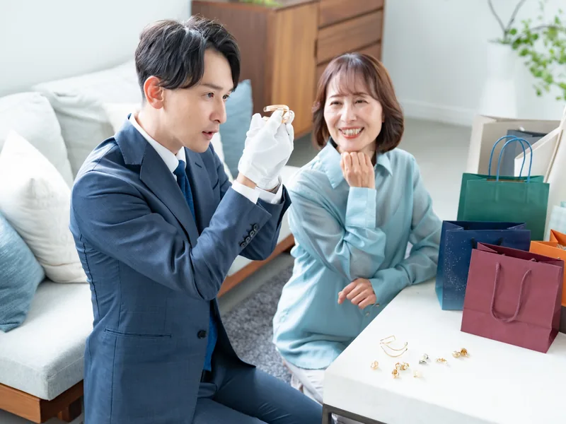 ご自宅で査定をするスタッフ